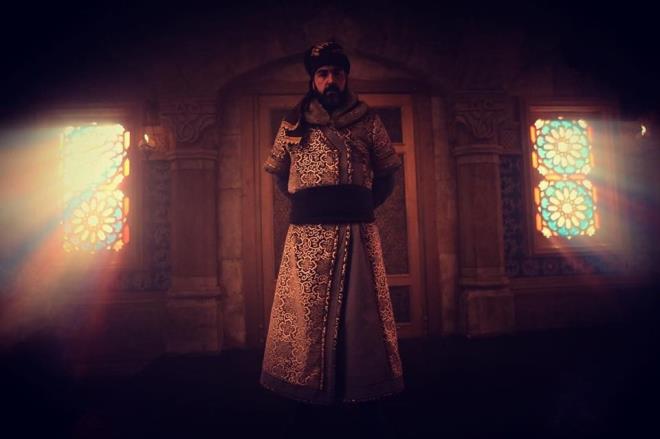 HASAN KKETN KMDR?<p>      6 Haziran 1981 tarihinde Balkesir, Burhaniye'de domutur. 2000 ylnda stanbul'a geldi. stanbul'a ilk geldiinde sahne deneyimi olsun diye bir yl ocuk tiyatrosunda alt. Ayn yln sonunda Mimar Sinan niversitesi Devlet Konservatuvar Tiyatro Blmn kazand.<p>      Mimar Sinan niversitesi Devlet Konservatuvar Tiyatro Blmnden 2004 ylnda mezun oldu. Mezun olduktan sonra da bir yl devlet tiyatrolarnda alt.  <p>    2007 ylnda ynetmenliini Ulu Bayraktar'n yapt "Meneke ile Halil" dizisinde Sedef Avc, Kvan Tatltu, Frat Tan, Yldz Kltr, Murat Daltaban ile beraber oynad.<p>      2008 - 2010 yllar arasnda Reat Nuri Gntekin'in ayn adl eserinden uyarlanan ve Halil Ergn, Gven Hokna, Bennu Yldrmlar, Tolga Karel,Bedia Ener, Deniz akr, Gke Bahadr, Fahriye Evcen, Gler kten, Ahmet Saraolu, Perihan Sava, Mustafa Avkran, Kvan Kasabal, Nihat Altnkaya, Ege Aydan, Caner Cindoruk, Necip Memili gibi oyuncularn rol ald "Yaprak Dkm"nde evket karakterini canlandrd.