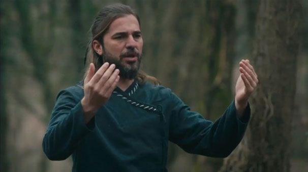 TRT ekranlarnda yaynlanan Dirili Erturul'un getiimiz haftalardaki blmne Erturul bey ve arkadalarnn namaz klp dua ettii sahneler damga vurdu.  <p>    Karacahisar Kalesi'nin fethi ncesi Erturul bey ve arkadalarnn dua sahnesinde "Biz cihana adaleti salamak iin yola ktk" szleri Afrin operasyonuna gnderme olarak yorumland.