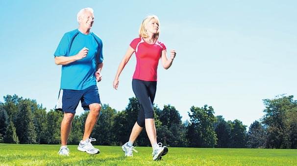 Yry , doru tempoda yapmanz gerekli bir egzersiz. Yryte ama vcudun aerobik metabolizmasn altrmak. Maksimum kalp hznn yzde 55-60 ile yzde 75- 80?i arasnda yaplan egzersizler aerobik egzersizler olarak adlandrlyor. Maksimum kalp hzn bulmak iin yanz 220?den karn ve bulunan deerin yzde 55 ve yzde 80?ini hesaplayn. Bu yry srasnda olmas gereken minimum ve maksimum kalp hzn veriyor. Bu kiinin 100-110 kalp hznda yrmesi ideal olarak kabul ediliyor.