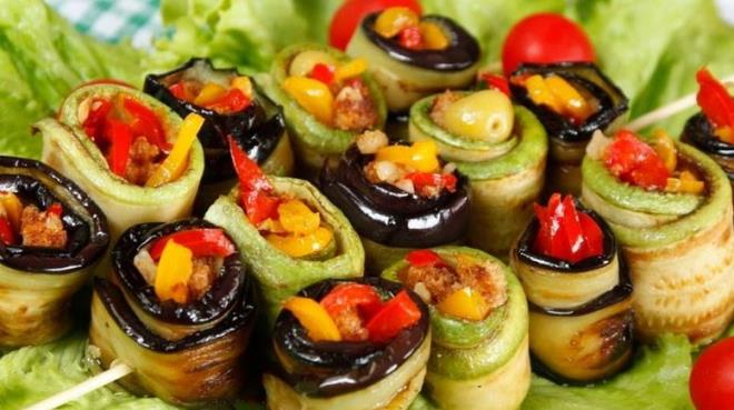 Yemeinizi yryten en az 2 saat nce bitirmi olmalsnz. Aksi halde sindirim ilemi devam ettii iin vcut daha fazla zorlanyor ve zarar grme riski artyor. Sabah erken saatte yaplan yry ncesi eker ieren meyve gibi hafif bir attrma almanzda da fayda var. Bu hem kan ekerinin dmesini nlyor, hem de metabolizmay hzlandryor.