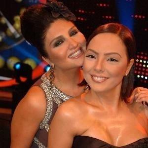 Konfeksiyon iisiyken hreti yakalayan nllerimiz de mevut. Sibel Can ve Ebru Gnde ocuk yata konfeksiyonda alarak ailelerine yardmc olmaya almt.