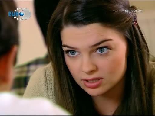 Fakat stanbul'daki zor hayat artlar karsnda mecbur kalp ajansa yazldm. lk reklam filmimi aan Irmak ekti. Onunla balamak byk ans. Ajanstan aradlar ve grmeye gitmemi sylediler. Grmeye gittim. 'Mzikle urayor musun?', 'Okullu musun?', 'Bir mzik aleti alabiliyor musun?', 'Spor yapyor musun?' gibi bir sr soru sordular. Ben her soruya 'hayr' diyordum. Orada bir sr insan vard ve aralarnda ok gzel fizie sahip mankenler de vard. Onlara baktmda hi ansmn olmadn dndm.'' Fakat iler dnd gibi ilerlemedi ve Kavak Yelleri'ndeki Asl rolyle karmza kt. Baars Muhteem Yzyl dizisiyle iyice ykseldi ve bugnn aranlan oyuncularndan oldu.