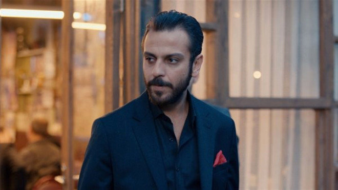 SAKARYA FIRAT'TA OYUNCULUA BALADI: O dnem 'Romeo+ Juliet' adnda bir film vard. "Biliyorum, Leonardo DiCaprio" dedim. Erkan Can "Hay ..., ok iimiz var" dedi. (Kahkahalar) Ardndan stanbul'a gelip konservatuvara girdim. Oradan sonra ilk uzun soluklu iim 'Sakarya Frat'ta oyunculua baladm.