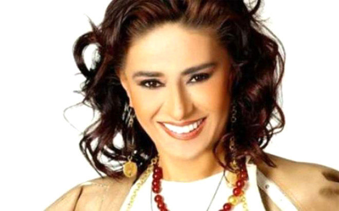 Erken yata bir evlilik yapm Yldz Tilbe. Bir kz ocuu sahibi olmu. Ama evlilii uzun srmemi.. Kz ile bir bana kalakalm Yldz Tilbe. Ne i bulduysa yapm..Pazarlamaclk, tezgahtarlk, diki atlyelerinde iplik temizlikilii, ocuk bakcl bunlardan bazlar.