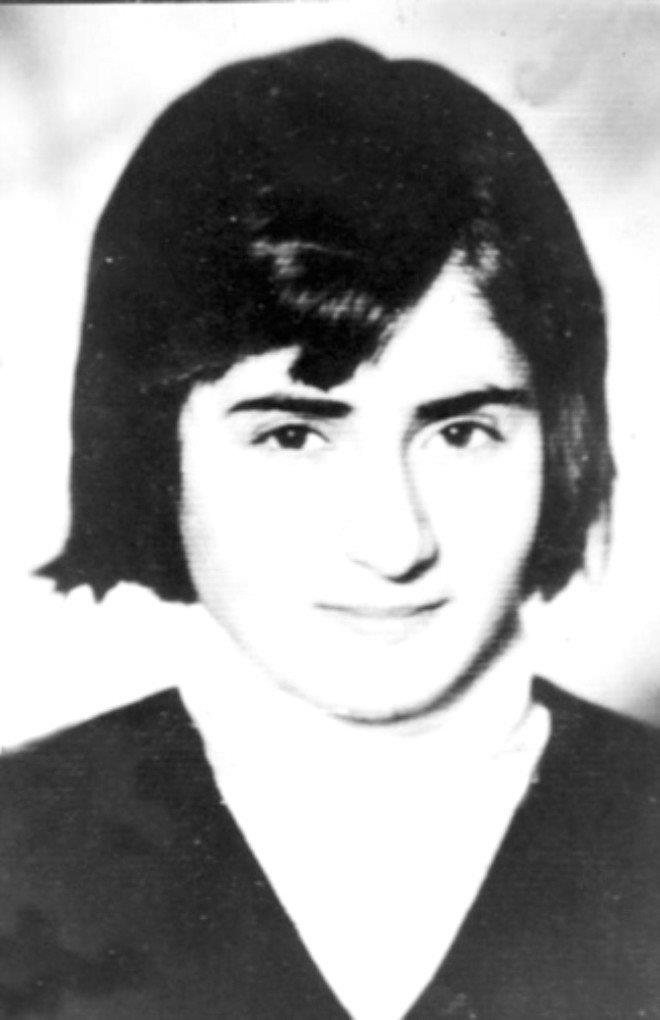 Derslerini mum nda ya da gaz lambasnda alrlarm. O g koullarda bile her zaman ark sylermi Yldz Tilbe. Bu tutkusu ona gelecekteki kariyerinin kaplarn am. Babas mevsimlik ii olduu ve maddi durumlar iyi olmad iin 7. snftan sonra okuluna devam edemedi.