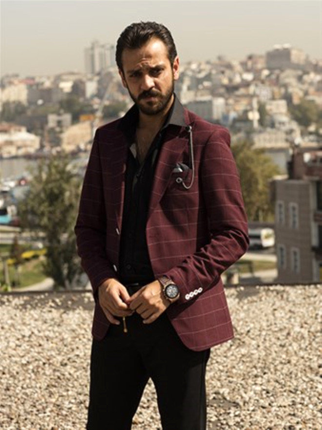 ukur dizisinde Vartolu karakterine hayat veren Erkan Kolak Kstendil son dnemin en ok konuulan oyuncularn banda geliyor. Erkan Kolak Kstendil, bir dnem kalecilik yapm. Erkan Kolak Kstendil oyunculuk servenini yle anlatyor: Bursaspor'da kaleciydim. SS'den yksek puan alamazdm nk rakamlarla aram iyi deildi. Spor Akademisi'ne girmek isterdim ama kaleci olduum iin ok hzl koamyordum. Geriye konservatuvar kald. Lisedeki hocam Zuhal Kseolu beni konservatuvara ynlendirdi. stanbul'a telefon ap "Bir ocuk gndersem bakar msnz?" dedi.