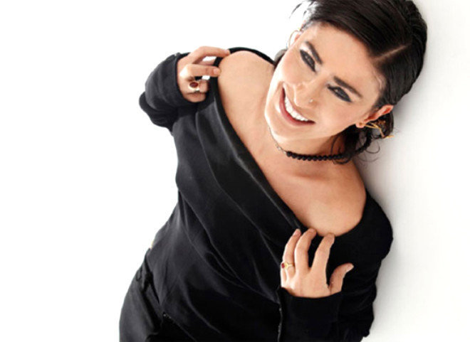 Sonra da bir pavyonda ark sylemeye balam Yldz Tilbe. Mikrofonu eline aldnda yl 1990'd. Onun hayatn Sezen Aksu ile tant an deitirdi. Sezen Aksu'nun zmir Fuar iin kentte bulunduu srada Yldz Tilbe Aksu'nun konser afilerini grr.