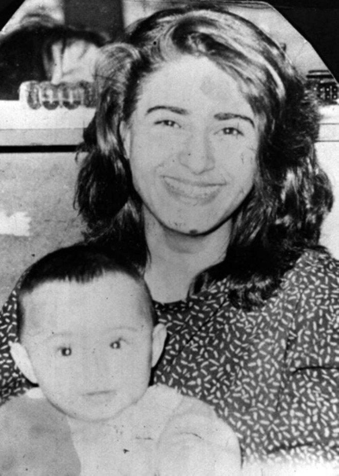 Yldz Tilbe, zmir'in Gltepe semtinde Ali ve Altun iftinin altnc ocuu olarak dnyaya geldi.