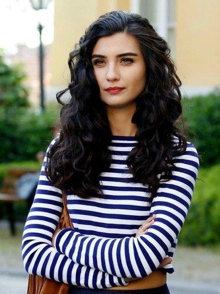 Mimar Sinan niversitesi Sahne Dekorlar ve Kostm Tasarm blmn bitiren Tuba Bykstn, ynetmen Tomris Giritliolu ile tantktan sonra hayat deien isimlerden. Sultan Makam dizisiyle hayatmza giren Tuba Bykstn, emberimde Gl Oya, Ihlamurlar Altnda ve Asi dizileriyle baar grafiini ykseltti.