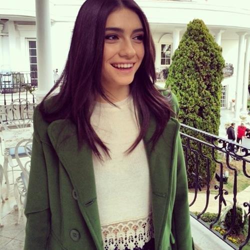 Yeni neslin baarl oyuncularn Hazar Ergl&#8217;nn hikayesi ise ilham verici: ''Benim kariyer planlarmda oyunculuk hi hesapta yoktu, bir tavsiye zerine tiyatroya gittim, 'Tamam burada olmalym' dedim. Hukuk okuyacaktm, tiyatrodan sonra kararm deitirip Hali niversitesi'nde oyunculuk eitimi almaya baladm. Hayatm boyunca maddi kazan saladm yer bu alan olacak ama ok daha nemlisi u ki kendimi bulduum i bu.''