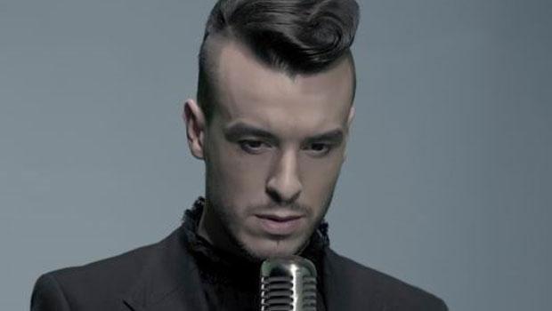 BR KAFEDE FALCILIK YAPIYORDU: Benzersiz sesiyle ksa srede mzik dnyasnda hzl admlarla ykselen Cem Adrian'n hikayesi de ilgin. Etiler'de bir kafede falclk yapan Cem Adrian aslnda mzisyen olmak da istiyordu. Ama bu hayalini gerekletirmesi iin biraz zaman gerekti. Gnn birinde devaml fal bakt bir mterisi onun hayallerine giden yolu amasnda yardmc oldu. Fazl Say'n arkada olan bu mterisine doldurduu demoyu verdi Cem Adrian. Sonunda demo Fazl Say'a ulat ve Cem Adrian da zel renci statsyle Bilkent niversitesi'nde mzik eitimine balad. Bu arada Cem Adrian'n demosunu Fazl Say'a ulatran kii de arkc Demet Sarolu'ydu.