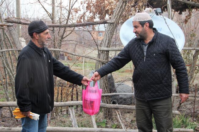 "Ben sa Sezerolu olarak sz vermeye de ok nem veriyorum. Benim verdiim sz senet ve tapudan daha ileridir. Ben drstl seviyorum. Ben normal aka yapldnda severim ileriye gidilince akadan nefret ederim&#8221; eklinde konutu."