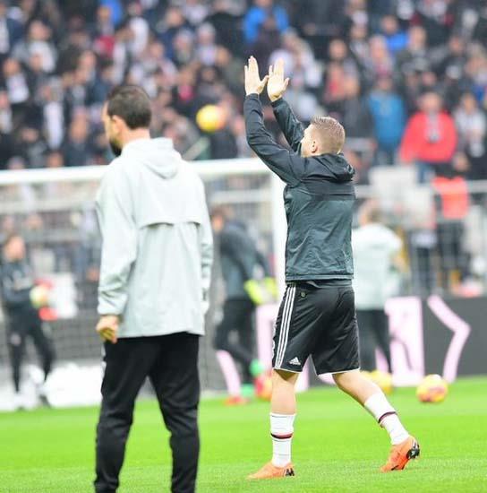 Beiktal taraftarlarn Caner lehine tezahratlarna Fenerbahe tribnlerden tepki geldi.