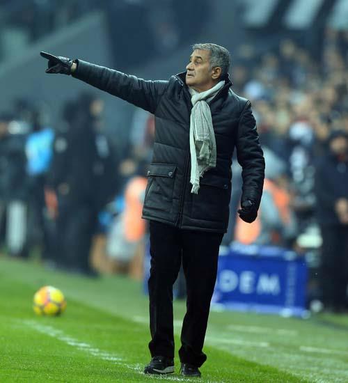 Matan nce sar-lacivertli tribnlerden eski Fenerbaheli Caner Erkin'e byk protesto vard.