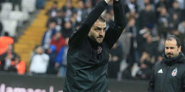 Bunun zerine Caner Ekin, Fenerbahe tribnlerine dnerek sar-lacivertlilere alkla karlk verdi