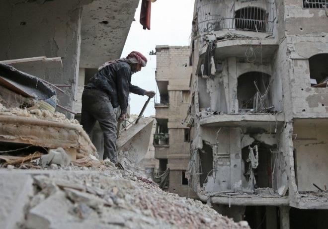 Rejimin gerekesi ne?  <br> Rejim, "terrizmle mcadele" bahanesinin arkasna snyor. Dou Guta'daki "terristlerin" sivilleri canl kalkan yaptn, bakenti fzelerle hedef aldn iddia ediyor.