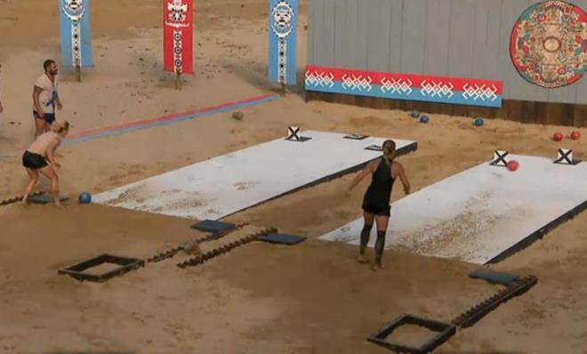 ADAYA VEDA EDEN SM  <p>    Survivor 2018'de gnlller takm bu akam olduka stresli bir akam yaad. Getiimiz gnlerde dokunulmazlk oyununu kaybeden gnlller takm bir kez daha elenme heyecanna tanklk etti. Gerekleen ada konseyinin ardndan Cumali, Birsen, Gizem ve Ramazan'n isimleri elenme potasnda yer almt. Halk tarafndan yaplan SMS oylamasyla birlikte gnlller takmndan adaya veda eden isim belli oldu. Yaplan oylamann ardndan en az oyu alp adaya veda eden isim Gizem Kurtulan oldu.