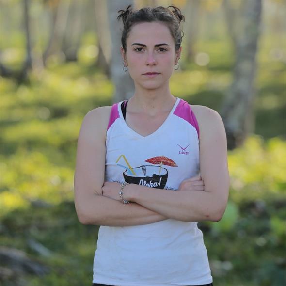 Survivor 2018'e veda eden Gizem Kurtulan kimdir? 23 yanda Bursa Uluda niversitesi&#8217;nde fitness antrenrl yapyor. Uzun yllar lisansl olarak basketbol oynam. Triatlon&#8217;da Trkiye ncs olmu. 10 yldr sporla urayor.