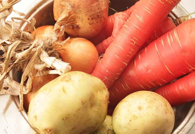 Salkl ve dengeli bir ekilde beslenme, baklk sistemini glendirmek iin rengarenk sebze ve meyvelerden sklkla tketilmesi gerekiyor. Beslenmede eitlilik salama konusunda meyve ve sebzeleri renklerine gre ayrarak tketmek olduka ie yarar bir yntem.