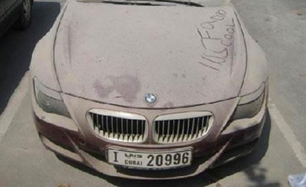 Dubai gmrne gre yaklak 3 bin lks otomobil bu ekilde terk edilmi durumda.