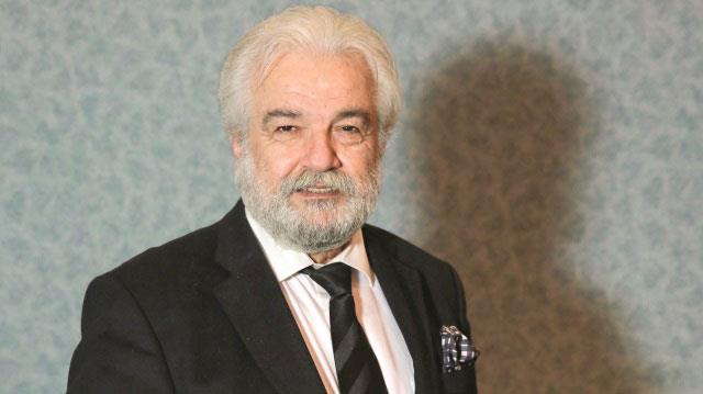 SERDAR GKHAN KMDR? Serdar Gkhan, 15 Mays 1946 tarihinde Bolu, Mudurnu'da domutur. Gerek ad Nusret Ersz'dr. Asl meslei ressamlktr. izgi roman ressaml yapt. Beikta Tatbiki Gzel Sanatlar Akademisi Resim Blm'nde okudu. Bab- Ali Nurosmaniye de 7 yl tabela ve resimli roman ressaml yan sra film platolarnda set dekoratrl yapt. 1964 ylnda kk rollerle sinemaya ilk admn atan Serdar Gkhan, atletik yaps ve stn baarsyla Yeilam'n aranan tehlikeli sahne dublr oldu.