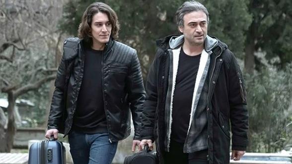 Fox TV ekranlarnda vazgeilmez bir cumartesi klasii haline gelmiti Kalbimdeki Deniz. Ama ne olduysa oldu Kalbimdeki Deniz'in gn deitirildi ve artk pazartesi gnleri ekrana getiriliyor. Biliyorsunuz dizinin gn deiirse sonu gelmi demektir...