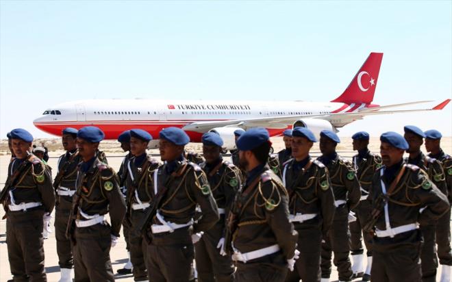 Erdoan' karlamak iin yaplan destek gsterisine, Trk bayra ve Cumhurbakan Erdoan'n fotoraflaryla sslenen aralar da elik etti. Erdoan, Novakot Havaliman'nda Moritanya Cumhurbakan Muhammed Veled Abdulaziz tarafndan resmi trenle karland.