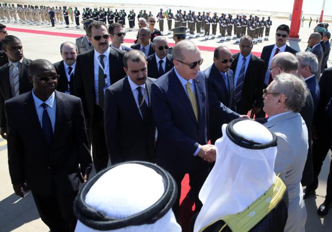 Cumhurbakan'nn geii srasnda zlgtlarla yolunu kesen halk, Erdoan&#8217;n iinde bulunduu arac durdurarak, sevgi gsterisinde bulundu.