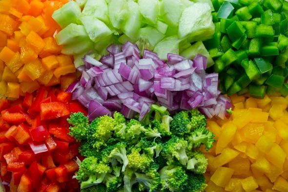 Mutfakta yaplan en sk hatalarn banda malzemeleri farkl boyutta doramak geliyor. rnein; bir sebze yemei piirirken sebzeleri farkl boyutlarda kesmek pime zamanlarn deitirecektir. Bylece sebzelerin bir ksm fazla pimiken bir ksm ise i kalr ve bu da yemeinizin lezzetini olumsuz etkiler.