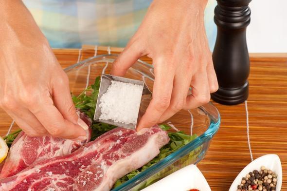 Etinizi marine etmek istiyorsanz, marinasyona kesinlikle tuz ilavesi yapmamalsnz. nk i ete serpilen tuz etinizin sertlemesine sebep olacaktr. Tuz ilavesini etiniz pimek zereyken yapabilirsiniz.