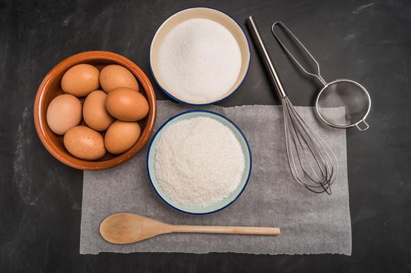 Kek, pasta, kurabiye, poaa gibi hamur ilerini yaparken karlalan en byk hatalardan biri de acele ederek buzdolabndan kan malzemeleri direkt olarak kullanmaktr. yi kabarm bir kek, malzemeleri birbiriyle iyice zlelemi bir kurabiye yapmak istiyorsanz tm malzemeleri oda scaklnda 30 dakika beklettikten sonra hazrlamaya balamalsnz.