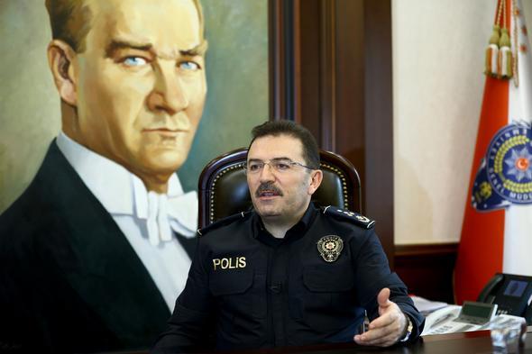 Emniyet Genel Mdr Selami Altnok, kendisinin de giydii yeni niformayla ilgili yapt aklamada, yeni kyafetleri tasarlarken 1994'ten bu yana edindikleri tecrbelerden faydalandklarn syledi.