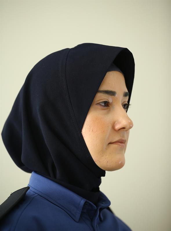 Grev kyafeti giyen emniyet personeli, kravat takmayacak.