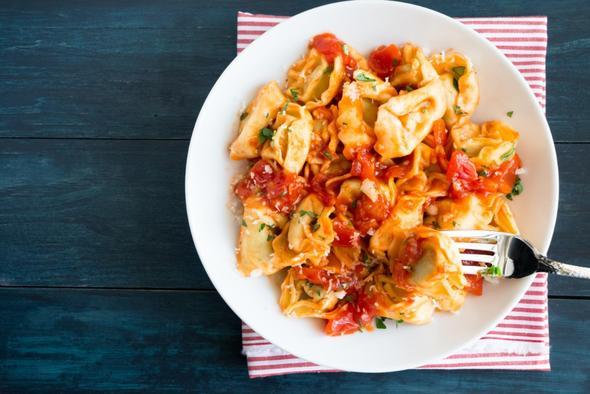 Yazdan Yaptnz Domates Konservelerini Kullann<p>  K aylarnda yemek yaparken taze domates ya da hazr konserve kullanmak yerine, yazn mevsiminde yaptnz domates konservelerini kullann. Pimi domateste yksek oranda likopen bulunmas yemeinizin besin deerini ykseltecektir.