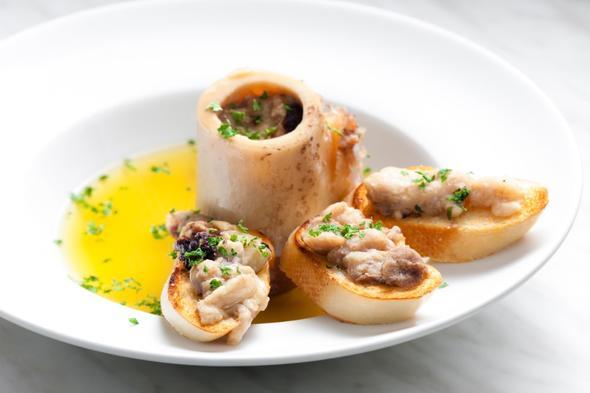 likli Kemik Suyu<p>  Kasabnzdan alacanz ilikli kemikleri iyice ykadktan sonra zerini bir parmak geecek ekilde su koyup 2 yemek ka sirke ile birlikte ok ksk atete kaynamasna izin vermeden en az 3 saat piirin. Hazrladnz jel kvamndaki kemik suyunu buzdolab poetlerinde dondurucunuza kaldrp gerektiinde orbalarnza ekleyerek besin deerlerini arttrabilirsiniz.