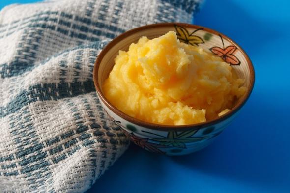 Sadeya  <p>Dnyadaki en salkl yalardan kabul edilen sadeya (ghee) evinizde kolayca hazrlayabilirsiniz. 1 kilo tereyan tencereye koyarak ok ksk atete eritin. Yan stnde biriken tortumsu katman kak yardm ile tamamen alarak yanz berrak bir hale gelene dek bu ileme devam edin. Sadeyan yanma scakl ve besin deeri tereyana gre ok daha yksek olduundan gvenle tketebilirsiniz.