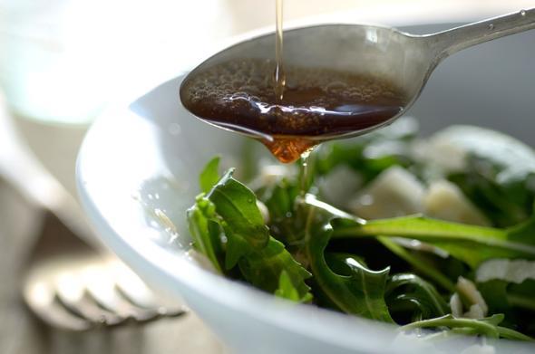 Zeytinya  <p>Yaptnz salatalarn zerine zeytinya eklemeyi unutmayn. Yasz salata tkettiinizde, yada znen vitaminlerden mahrum kalm olursunuz.