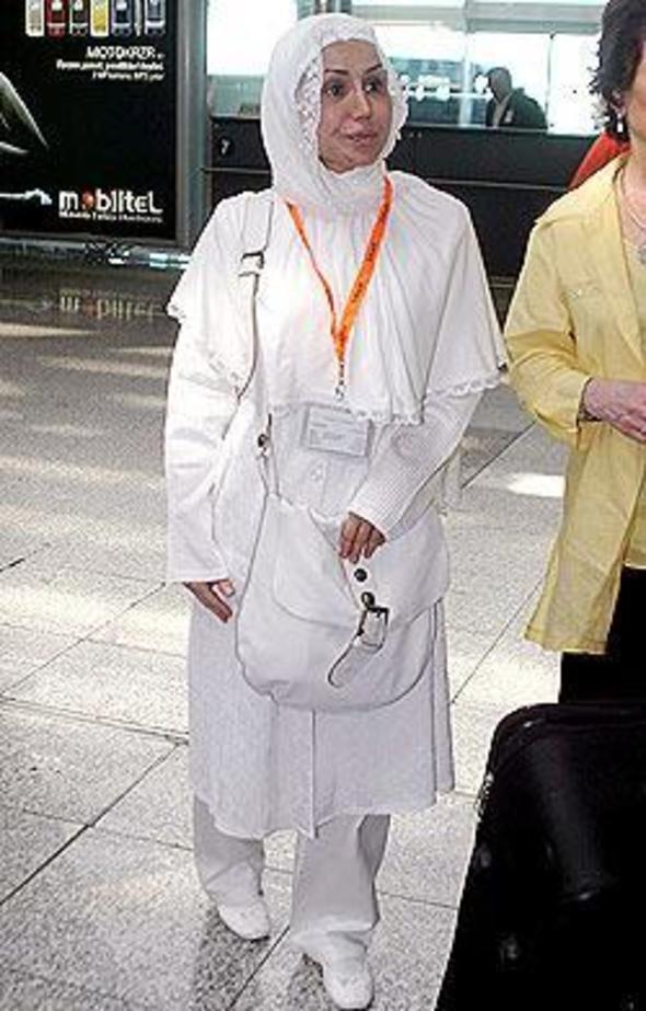 CEYLAN: TARF EDLEMEZ BR MUTLULUK    arkc Ceylan Avc, yeeni ahin Avc ile umre ziyareti iin kutsal topraklara gitti. Ceylan, umre ziyaretinin kendisini ok heyecanlandrdn belirterek, tarif edilemez bir mutluluk yaadn syledi.