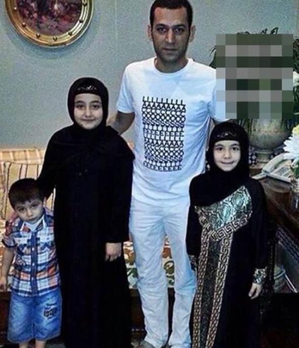 Arap dnyasnda geni bir hayran kitlesine sahip olan oyuncu, gittii yerlerde hayranlarnn isteklerini krmayarak onlarla bol bol fotoraf ektirdi.