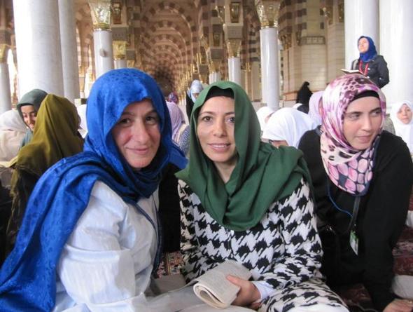 Twitter&#8217;nda ntizar&#8217;n kutsal topraklarda ektii fotoraf paylaan Mustafa Ceceli, &#8220;ntizar hacdan sevgilerini yollad hepinize&#8221; diye de not dt.