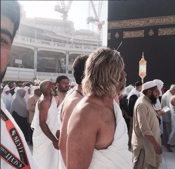 Tark Meng, fotoraflarn altna "Hayrl cumalar benim can dostlarm... Rabbim gnlnzdeki murad versin... Allah yar ve yardmcnz olsun. Gitmek isteyen herkese Rabbim yardm etsin Kabe Allah birdir ei benzeri yoktur" notunu dt.