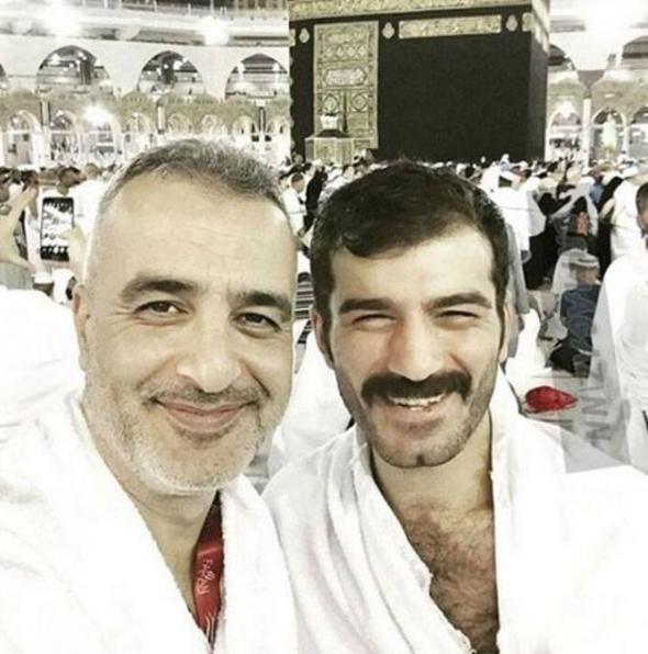 UFUK BAYRAKTAR UMREDE    Da 2 filmindeki performans ile adndan sz ettiren Ufuk Bayraktar umreye gitti. Gen oyuncu, kutsal topraklarda ektii fotoraflar sosyal medya hesaplarnda paylat.