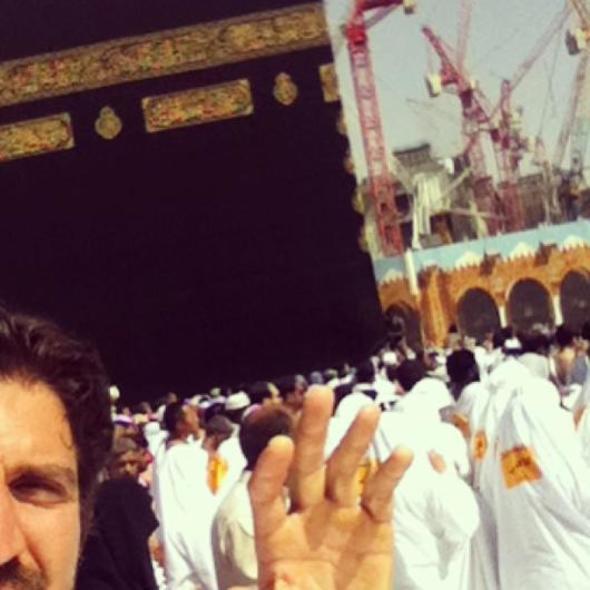 Kozanolu, umre ziyaretinden paylat fotorafn altna &#8216;Kinatn en kutsal ve en temiz yeri Kbe&#8217;den selam olsun! Yce Yaratan herkese bu deneyimi nasip etsin.&#8217; notunu dt.