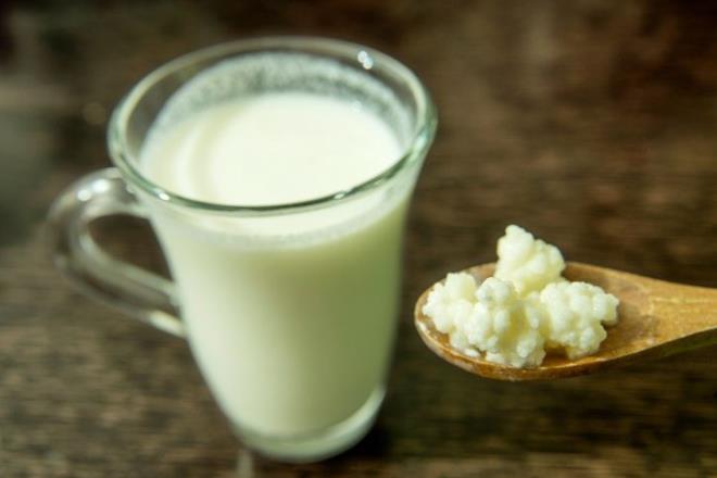 Kefir: Barsaklarmza dost bakteriler ieren probiyotik besinler; barsak florasn dzenleyerek barsan dzgn almasn salyor ve toksik maddelerin geri emilimini engelliyor. Kefir; ierdii probiyotikler sayesinde barsak salnn korunmasnda nemli etkiye sahip. St rnlerine alerjiniz veya intoleransnz yoksa her gn 200 ml (1 su barda) tketmekte fayda var.