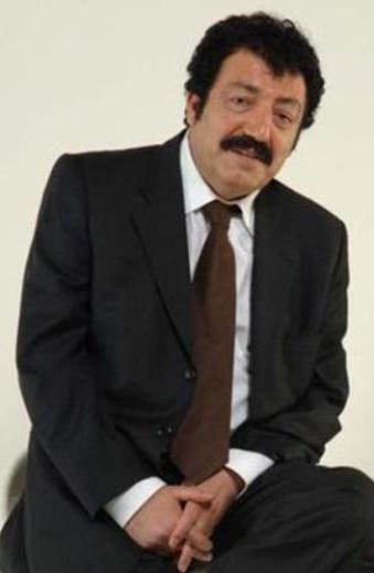 Akba olan soyad ''Grses'' olarak deiirken, sanat, ikinci kn, 1971 ylnda ''Ben insan deil miyim?'' ile yapt. Grses'in, 1978 ylnda Tarsus'tan Adana'ya dnerken geirdii trafik kazasnda, kendisinin iinde bulunduu otomobili kullanan src ld. ld dnlen Mslm Grses hastanede yaama tutundu.