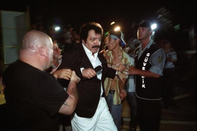 ''Snf atlad'' eletirileri karsnda, sadk dinleyicilerine ''Deimedik. zmzde aynyz. Msterih olsunlar'' eklinde mesaj verdi