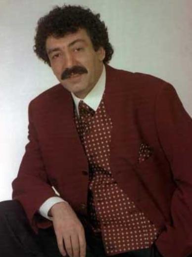 ldrlen annesinin katili babas Mehmet Akba't. Mslm Grses, cezaevine giren babasyla bir daha grmedi. Sanat, hayatnn bu noktasyla ilgili hibir zaman konumak istemedi. Mslm Grses&#8217;in cezaevinden kan babas anlurfa'da kendisine yeni bir hayat kurdu