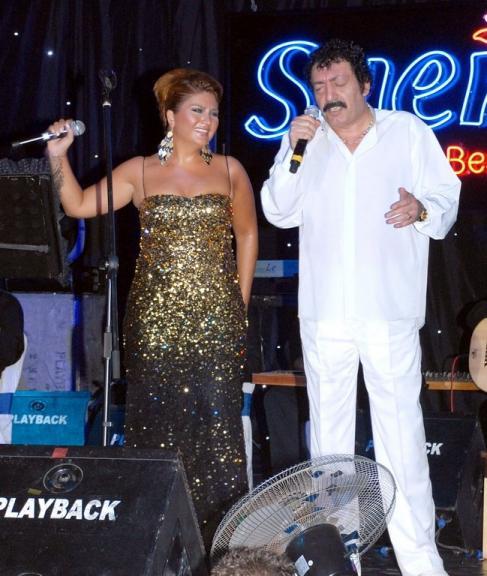 Adana'daki bir gazinoda yeniden trk sylemeye balayan sanat, mikrofonu bir daha brakmad. Mslm Grses, aile ay bahelerinin yan sra Adana'da pavyonlarda sahne ald.