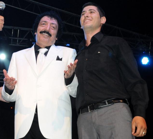 Gerek ad Mslm Akba olan Mslm Grses, 7 Mays 1953'te anlurfa'nn Halfeti ilesinin Fstkz kynde, tarm iileri Mehmet ve Emine Akba iftinin ilk ocuu olarak dnyaya geldi