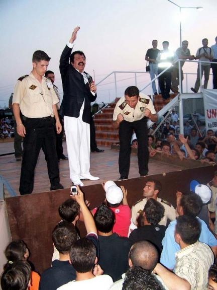 Mslm Grses, arklarnda, kendisini umutsuz, aresiz hissedenlerin hislerine tercman oldu. Bir rportajnda Orhan Gencebay ile arasndaki fark, ''Orhan abi bizim pirimizdir. Orhan Gencebay, 'Byle gelmi byle gitmez' diyor bizse 'Byle gelmi byle gider' diyoruz'' diyerek ifade etmiti